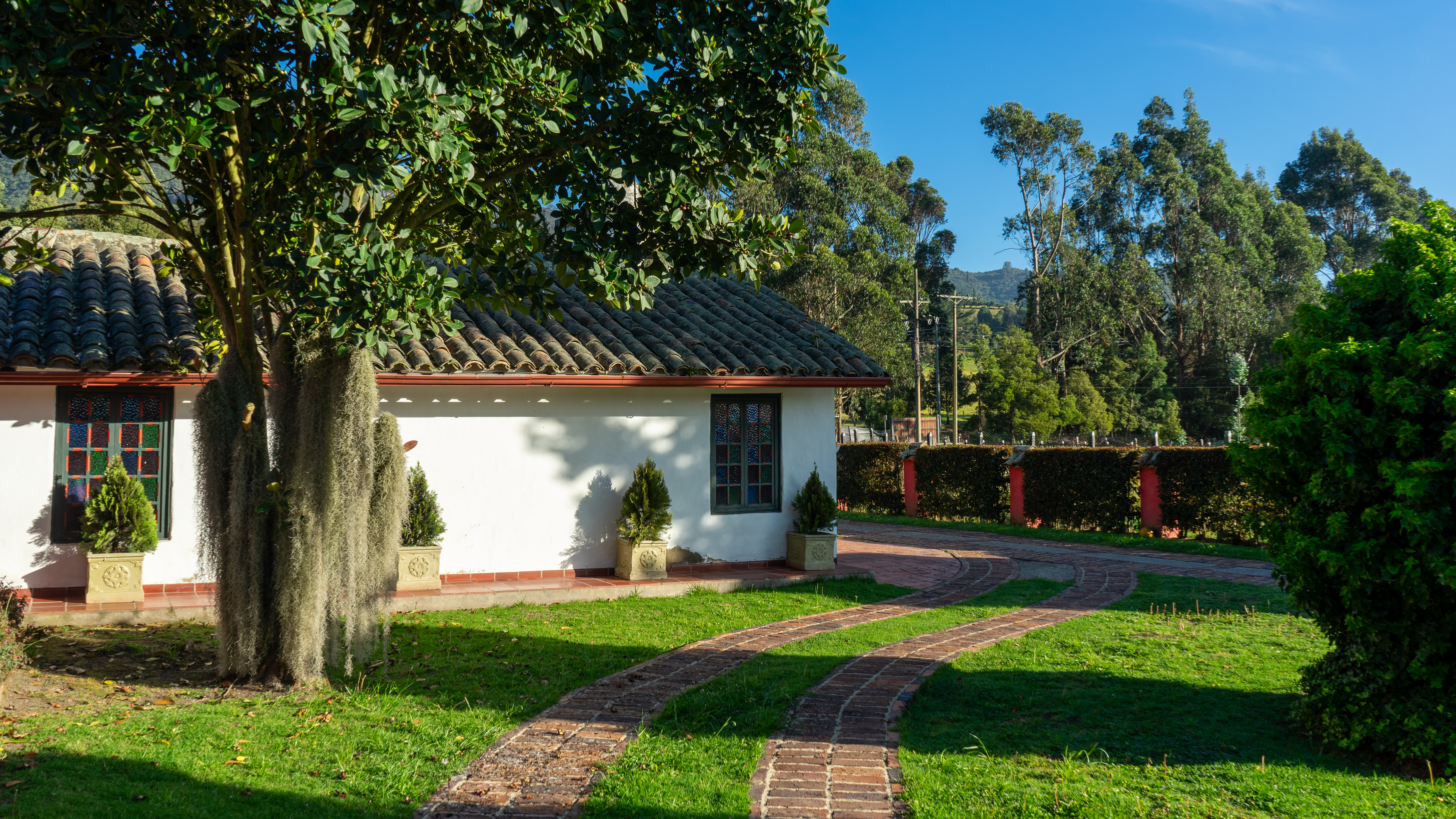 Casa de Cultura Palmarito — hacienda con patio de piedra, fachada roja y jardines