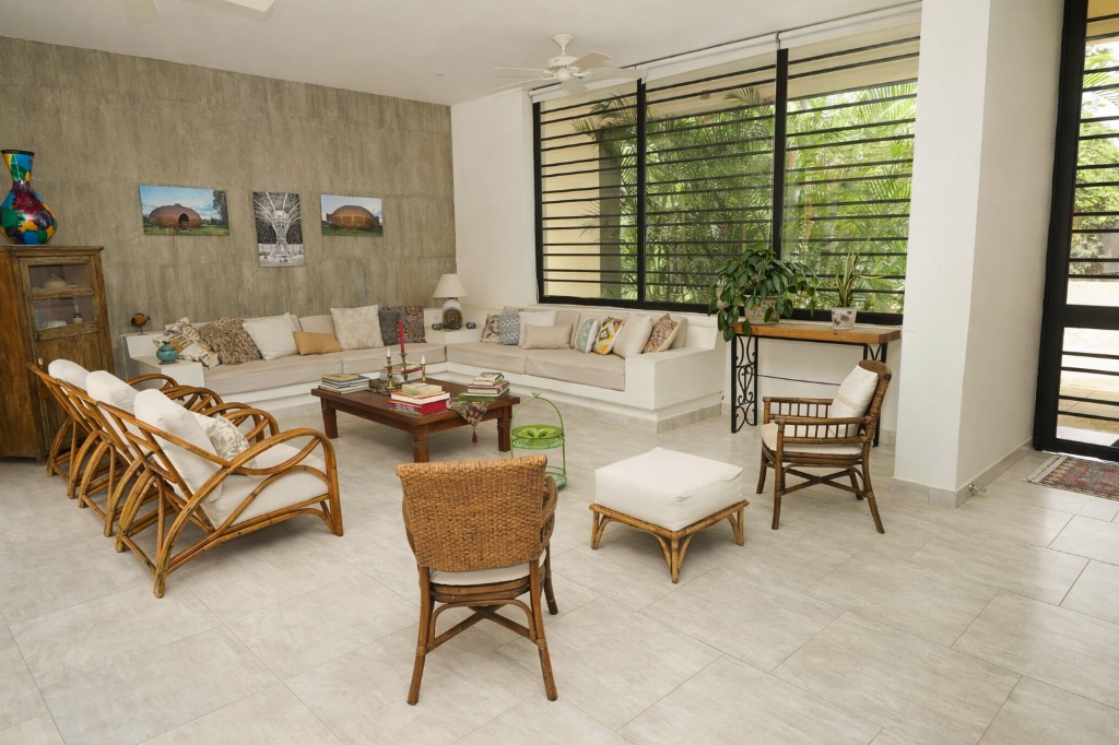 Fachada moderna de Villa Los Ángeles con jardín tropical