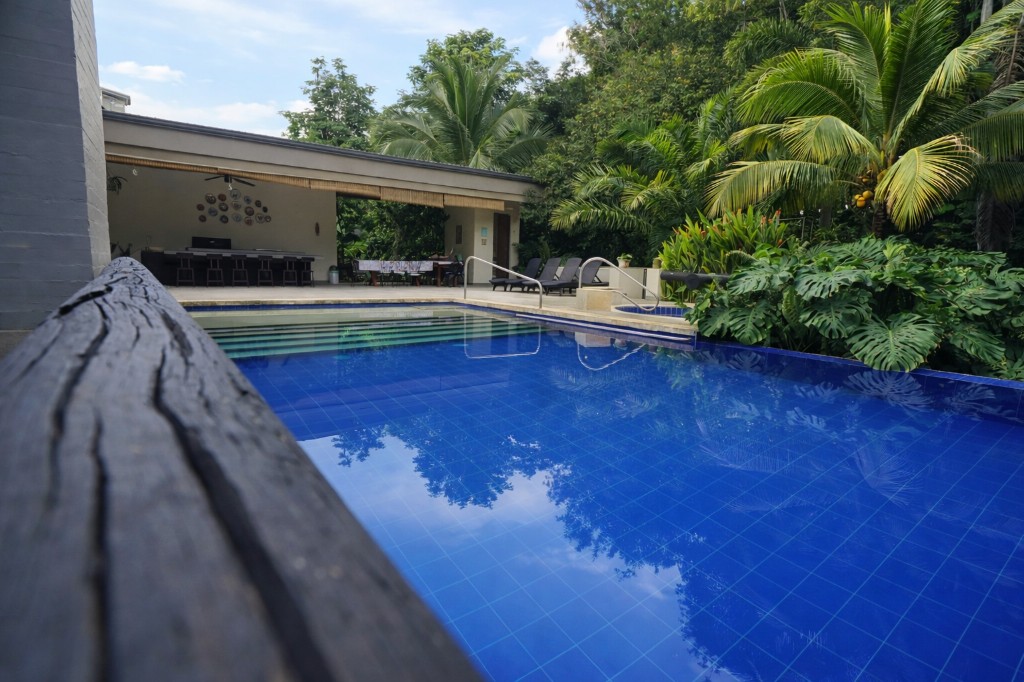 Zona de piscina y terraza